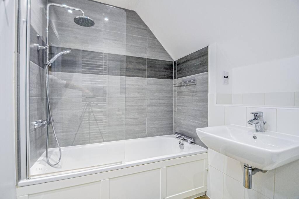 Entire House Sleeps 8 Near The River Thames 메이든헤드 외부 사진
